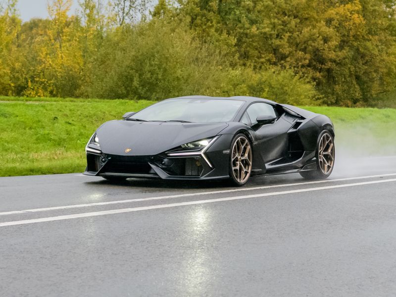 Een wens met "vleugeldeuren": Lamborghini Revuelto